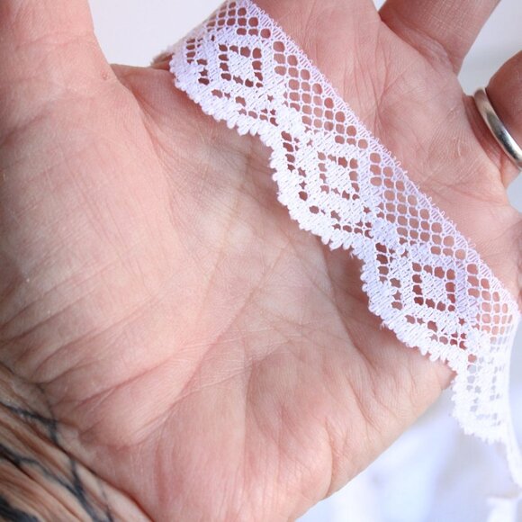 Vintage Lace Trim, White 7/8" Wide, 3 Yards - Picture 5 of 10